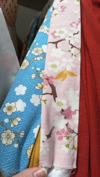 手ぬぐいを半衿にすると、季節の花を気軽に楽しめて良いもんですねぇ