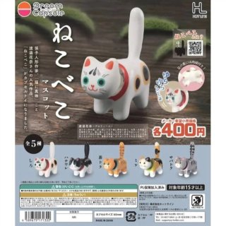着物姿の50代女性がガチャを片手にガッツポーズ！