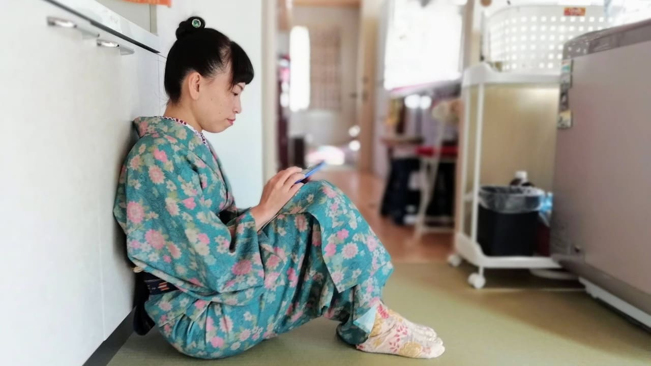 普段の装いに和小物をひとつ添えて出かける、手元や後ろ姿のスナップ | 喜世美企画