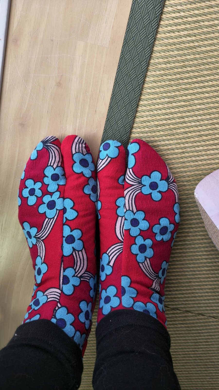 今朝は新しい足袋が大変気持ち良くて…